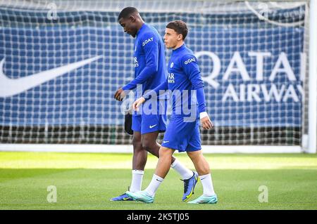 Saint Germain En Laye, Frankreich. 10. Oktober 2022. NoRDI MUKIELE von PSG und Ismael GHARBI von PSG während des Trainings des Paris Saint-Germain Teams am 10. Oktober 2022 im Camp des Loges in Saint-Germain-en-Laye bei Paris, Frankreich - Foto Matthieu Mirville/DPPI Quelle: DPPI Media/Alamy Live News Stockfoto