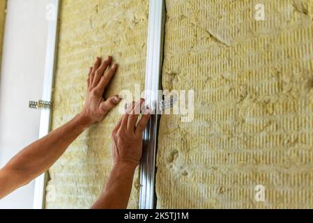 Interior repair, construction and renovation. Metal profiles and fasteners, stone wool insulation. Stockfoto