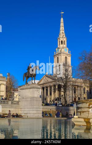 St. Martin's in the Field Kirche vom Trafalgar Square mit Statue von King George IV und National Gallery Fountain im Vordergrund; sonniger Tag. Stockfoto