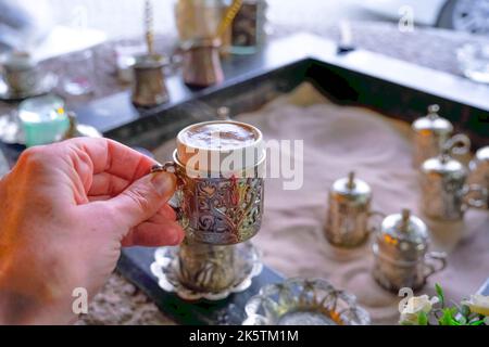 Kupferbecher mit türkischem Kaffee, in heißem Sand zubereitet. Stockfoto