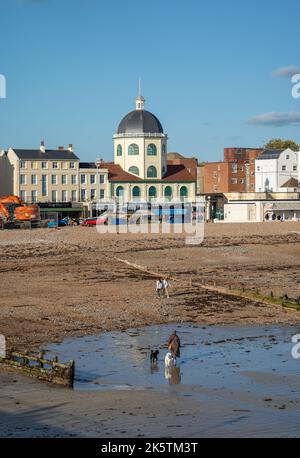 Das Dome Cinema, eines der ältesten Kinos Großbritanniens, in Worthing, West Sussex, vom Worthing Pier aus gesehen. Stockfoto