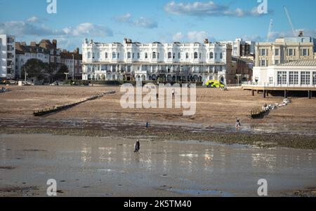 Regency-Gebäude an der Strandpromenade von Worthing in West Sussex, Großbritannien, vom Worthing Pier aus gesehen. Stockfoto