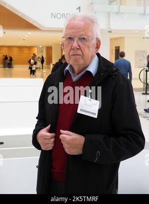 Paris, Frankreich. 10. Oktober 2022. Bernd Gans, Vorsitzender des deutschen Überlebenden-Verbands HIOP AF447, steht im Gerichtsgebäude zu Beginn des Todesflugverfahrens gegen Airbus und Air France in Rio-Paris. Gans verlor seine Tochter bei dem Unfall vor 13 Jahren und ist Mitkläger im Prozess. Das Flugzeug von Air France des Fluges AF 447 war am 1. Juni 2009 auf dem Weg von Rio in die französische Hauptstadt von Radarschirmen verschwunden. (To dpa 'Todesflugverfahren gegen Airbus und Air France in Rio-Paris gestartet') Quelle: Rachel Boßmeyer/dpa/Alamy Live News Stockfoto