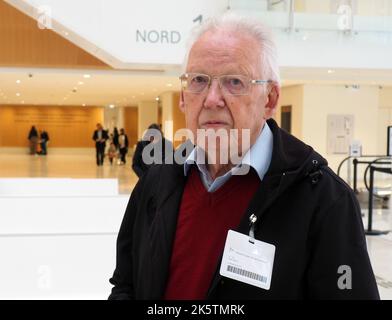 Paris, Frankreich. 10. Oktober 2022. Bernd Gans, Vorsitzender des deutschen Überlebenden-Verbands HIOP AF447, steht im Gerichtsgebäude zu Beginn des Todesflugverfahrens gegen Airbus und Air France in Rio-Paris. Gans verlor seine Tochter bei dem Unfall vor 13 Jahren und ist Mitkläger im Prozess. Das Flugzeug von Air France des Fluges AF 447 war am 1. Juni 2009 auf dem Weg von Rio in die französische Hauptstadt von Radarschirmen verschwunden. (To dpa 'Todesflugverfahren gegen Airbus und Air France in Rio-Paris gestartet') Quelle: Rachel Boßmeyer/dpa/Alamy Live News Stockfoto