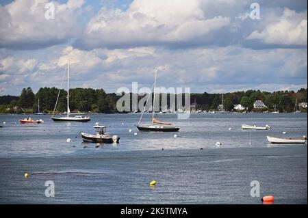 Portsmouth, New Hampshire, USA. Segelboote und andere Boote befinden sich im Hafen von Portsmouth, der vom Piscataqua River gebildet wird. Stockfoto