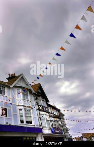 bunting in sheringham High Street sheringham im Norden von norfolk england Stockfoto