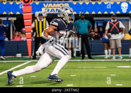 Dallas Cowboys laufen zurück Tony Pollard (20) spielt den Ball während eines NFL-Spiels gegen die Los Angeles Rams, Sonntag, 9. Oktober 2022, im SoFi Stadium, Stockfoto