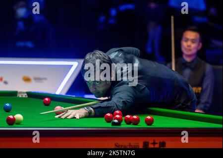 Hongkong, China. 09. Oktober 2022. Ronnie O'Sullivan in Aktion während des letzten Spiels des Snooker-Turniers der Hong Kong Masters gegen Marco Fu im Hong Kong Coliseum. Endergebnis; Ronnie O'Sullivan 6:4 Marco Fu. Kredit: SOPA Images Limited/Alamy Live Nachrichten Stockfoto