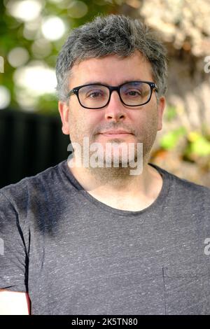 Cheltenham, Gloucestershire, Großbritannien – Montag, 10.. Oktober 2022 – Daniel Hahn Schriftsteller und Übersetzer beim Cheltenham Literaturfestival, um über die Kunst der Übersetzung zu sprechen - Foto Steven May / Alamy Live News Stockfoto