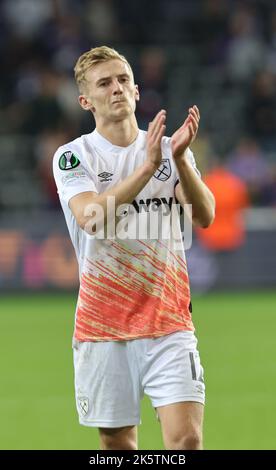 Flynn Downes von West Ham United klatschen nach dem Fußballspiel der UEFA Europa Conference League Gruppe B zwischen dem RSC Anderlecht und den Fans von West Ham United Stockfoto