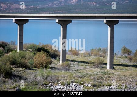 Drei Säulen, die eine dünne Stahlbetonbrücke stützen Stockfoto