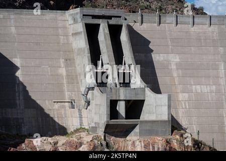 Der Betonüberlauf vom Theodore Roosevelt Dam im Tonto National Forest, Arizona Stockfoto