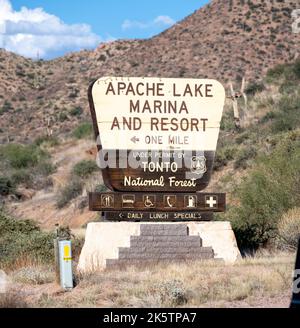 Das Schild für Apache Lake Marina und Resort Stockfoto