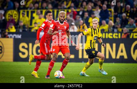 Dortmund, 08.10.2022 Eric Maxim Choupo-Moting (München), Jamal Musiala (München), Nico Schlotterbeck (BVB) Borussia Dortmund - Bayern München Fussba Stockfoto