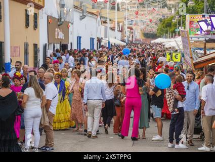 Überfüllte jährliche Feier der festlichen Feria in Fuengirola, Costa del Sol, Südspanien. Stockfoto