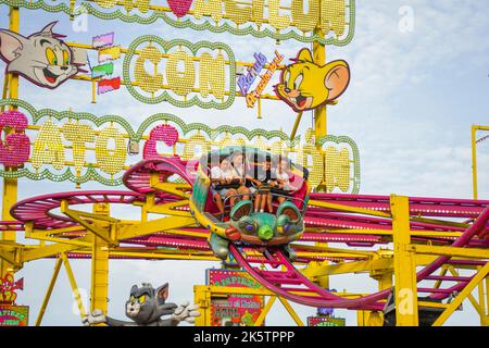 4 Jugendliche auf dem höchsten Punkt, Angst in Achterbahn-Autofahrt auf Jahrmarkt. Jahrmarkt. Spanien. Stockfoto