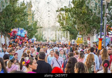 Überfüllte jährliche Feier der festlichen Feria in Fuengirola mit Reitern und Frauen in traditioneller Kleidung, Costa del Sol, Südspanien. Stockfoto