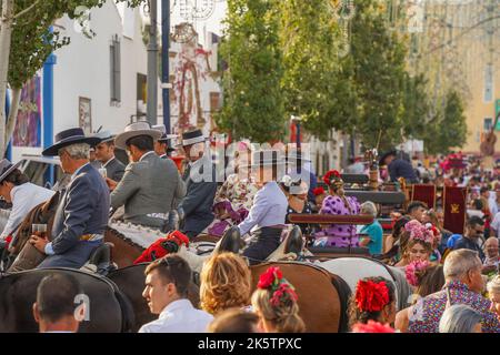 Überfüllte jährliche Feier der festlichen Feria in Fuengirola mit Reitern und Frauen in traditioneller Kleidung, Costa del Sol, Südspanien. Stockfoto