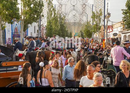 Überfüllte jährliche Feier der festlichen Feria in Fuengirola mit Reitern und Frauen in traditioneller Kleidung, Costa del Sol, Südspanien. Stockfoto