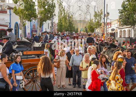 Überfüllte jährliche Feier der festlichen Feria in Fuengirola mit Reitern und Frauen in traditioneller Kleidung, Costa del Sol, Südspanien. Stockfoto