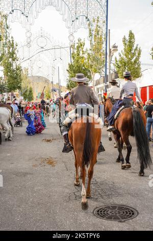 Spanische Reiter, während der jährlichen Messe, Feria. Fuengirola, Andalusien. Stockfoto