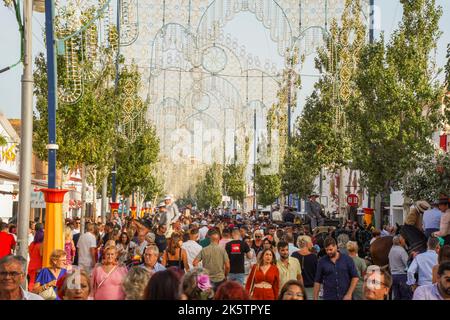 Überfüllte jährliche Feier der festlichen Feria in Fuengirola, Costa del Sol, Südspanien. Stockfoto