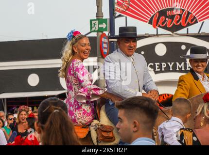Spanischer Reiter mit Frau auf dem Rücken, während der jährlichen Messe, Feria. Fuengirola, Andalusien. Stockfoto