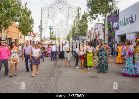 Überfüllte jährliche Feier der festlichen Feria in Fuengirola, Costa del Sol, Südspanien. Stockfoto