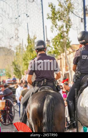 Die spanische Polizei berittete auf Pferden, die eine Feier patrouillierten, Fuengirola, Spanien. Stockfoto