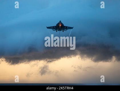 Adria, Italien. 01. Oktober 2022. Ein US Navy F/A-18E Super Hornet Kampfflugzeug, das Carrier Air Wing 7 zugewiesen wurde, nähert sich dem Flugdeck des Nimitz-Klasse Flugzeugträgers USS George H.W. an Bush in der Adria, 1. Oktober 2022 vor der italienischen Küste. Stockfoto