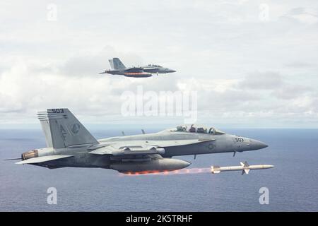 MIRC, USA. 30. August 2022. US Navy EA-18G Growler Kampfflugzeug, befestigt an den Star Warriors of Electronic Attack Squadron 209, feuert AGM-88 High Speed Anti-Radiation Raketen auf den Mariana Islands Range Complex, 30. August 2022 in der Nähe von Guam. Stockfoto