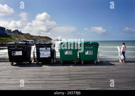 Recycling-Behälter auf dem cromer Pier im Norden norfolk englands Stockfoto