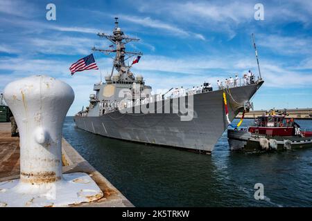 Norfork, Usa. 28. September 2022. Der US Navy Arleigh Burke-Klasse Lenkraketen-Zerstörer USS Gonzalez zieht am Dock, als er nach einem regelmäßig geplanten Einsatz am 28. September 2022 in Norfork, Virginia, zur Naval Station Norfolk zurückkehrt. Stockfoto