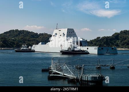 Yokosuka, Japan. 26. September 2022. Die Hafenschlepper der US Navy Valiant-Klasse begleiten den Zerstörer USS Zumwalt der Zumwalt-Klasse, der zu einem Hafenbesuch bei Fleet Activities Yokosuka am 26. September 2022 in Yokosuka, Japan, eintrifft. Stockfoto