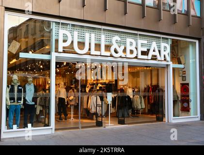 Pull & Bear Shop vor und Eingang Valladolid Kastilien und Leon Spanien Stockfoto