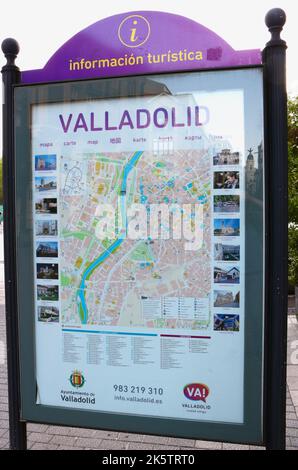 Tourist-Info-Karte auf einer Tafel in der Fußgängerzone im Stadtzentrum von Valladolid Kastilien und Leon Spanien Stockfoto