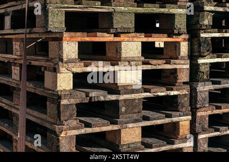 Holzpaletten . Kostengünstige Möglichkeit, Produkte zu transportieren, zu lagern oder zu schützen Stockfoto