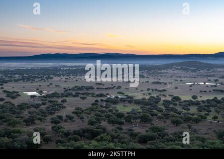 Silhouette in der Morgendämmerung der Berge an der Grenze zu Spanien mit Blick auf die ländlichen landwirtschaftlichen Felder in Alentejo Portugal Stockfoto