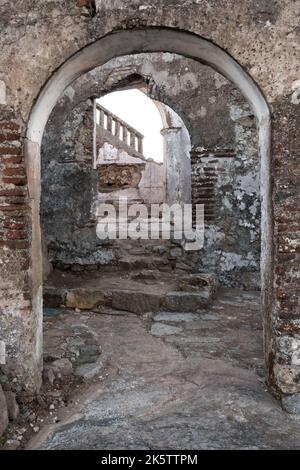 Detaillierte Nahaufnahme der Portaleingänge, die durch die Überreste einer Festung aus dem 12.. Jahrhundert in Alter Pedroso in Alentejo Portugal führen Stockfoto