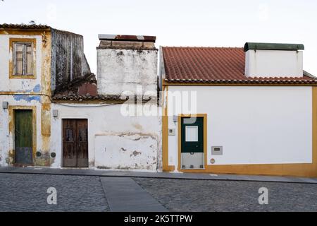 Alter Pedroso, Portugal - 25. September 2022: Reihe von Straßenhäusern, die den Kontrast zwischen neu renovierten Häusern und verfallenen und verlassenen Gebäuden i zeigen Stockfoto