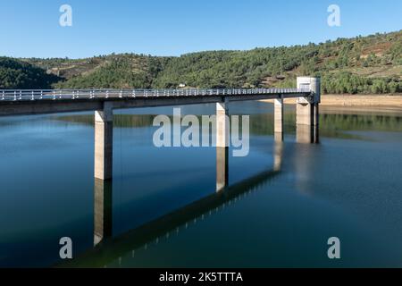 Apartadura-Staudamm, Portugal - 25. September 2022: Betonstaumauer, die sich aufgrund der Dürre in Alentejo über niedrige Wasserstände erstreckt Stockfoto