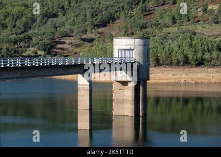 Apartadura-Staudamm, Portugal - 25. September 2022: Betonstaumauer, die sich aufgrund der Dürre in Alentejo über niedrige Wasserstände erstreckt Stockfoto