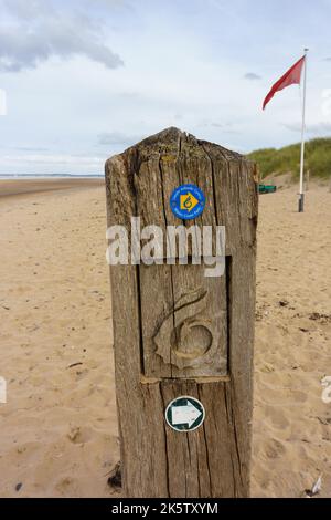 Wales Coast Path Zeichen in englischer und walisischer Sprache Fernwanderweg an der Küste von Wales in Talacre Flintshire UK Stockfoto