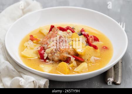 Typisch portugiesischer Fischeintopf Caldeirada auf weißem Teller auf Keramik Stockfoto