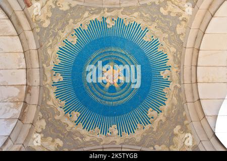 Eine weiße Taube, Symbol des Friedens, in der Basilika von Bois-Chenu in Domrémy-la-Pucelle (Vogesen), Frankreich Stockfoto