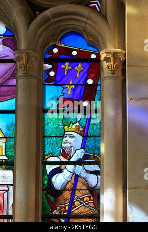 König Karl VII. Hält ein Banner mit seinem Wappen auf einem Buntglasfenster in der Basilika Bois-Chenu in Domrémy-la-Pucelle (Vogesen), Frankreich Stockfoto