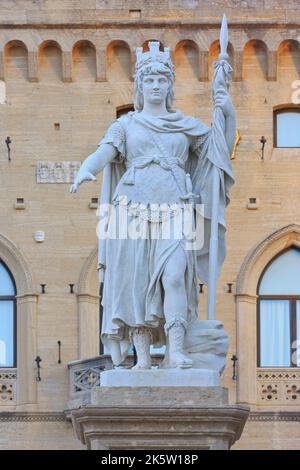 Die Statua della Liberta (Freiheitsstatue) am Liberty Square in San Marino bei Sonnenuntergang Stockfoto