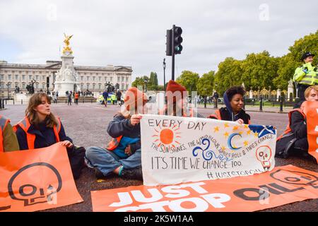 London, Großbritannien. 10.. Oktober 2022. Just Stop Oil-Aktivisten kleben sich an die Straße und blockieren die Mall in der Nähe des Buckingham Palace, während die Klimaschutzgruppe ihre täglichen Proteste fortsetzt und fordert, dass die britische Regierung keine neuen Öl- und Gaslizenzen mehr ausgibt. Kredit: Vuk Valcic/Alamy Live Nachrichten Stockfoto