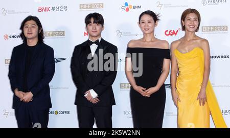 Busan, Südkorea. 5. Oktober 2022. Die südkoreanische Filmregisseurin Ka Sung-moon, die Schauspieler Choi Min-Young, Kim Sun-Young und Lee Yoon-ji treffen am 5. Oktober 2022 bei der Eröffnungsfeier des Busan International Film Festival 27. im Busan Cinema Center in Busan, Südkorea, den roten Teppich ein. (Foto: Lee Young-ho/Sipa USA) Quelle: SIPA USA/Alamy Live News Stockfoto