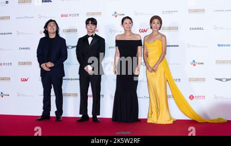 Busan, Südkorea. 5. Oktober 2022. Die südkoreanische Filmregisseurin Ka Sung-moon, die Schauspieler Choi Min-Young, Kim Sun-Young und Lee Yoon-ji treffen am 5. Oktober 2022 bei der Eröffnungsfeier des Busan International Film Festival 27. im Busan Cinema Center in Busan, Südkorea, den roten Teppich ein. (Foto: Lee Young-ho/Sipa USA) Quelle: SIPA USA/Alamy Live News Stockfoto